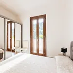 Air-conditioned With Private Parking Apartmán